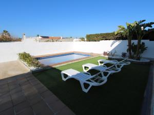 Bazén v ubytovaní Casa familiar con piscina privada y WiFi, cerca del mar, aire acondicionado, mascotas y playa para perros. - ES-184-1 alebo v jeho blízkosti