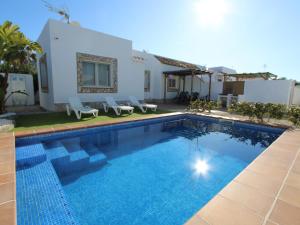 Bazén v ubytovaní Casa familiar con piscina privada y WiFi, cerca del mar, aire acondicionado, mascotas y playa para perros. - ES-184-1 alebo v jeho blízkosti
