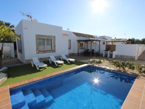 Bazén v ubytovaní Casa familiar con piscina privada y WiFi, cerca del mar, aire acondicionado, mascotas y playa para perros. - ES-184-1 alebo v jeho blízkosti
