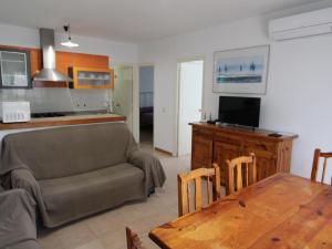 Kuchyňa alebo kuchynka v ubytovaní Casa familiar con piscina privada y WiFi, cerca del mar, aire acondicionado, mascotas y playa para perros. - ES-184-1