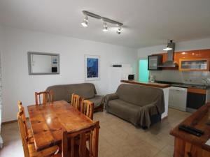 Kuchyňa alebo kuchynka v ubytovaní Casa familiar con piscina privada y WiFi, cerca del mar, aire acondicionado, mascotas y playa para perros. - ES-184-1