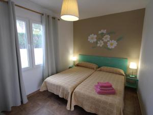 Posteľ alebo postele v izbe v ubytovaní Casa familiar con piscina privada y WiFi, cerca del mar, aire acondicionado, mascotas y playa para perros. - ES-184-1