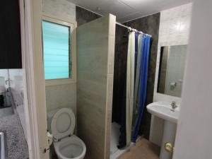 Kúpeľňa v ubytovaní Casa familiar con piscina privada y WiFi, cerca del mar, aire acondicionado, mascotas y playa para perros. - ES-184-1