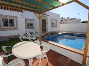Bazén v ubytovaní Casa familiar cerca del mar con piscina privada, WiFi, aire acondicionado, admiten mascotas - ES-184-47 alebo v jeho blízkosti