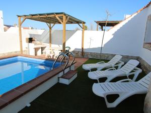 Bazén v ubytovaní Casa familiar cerca del mar con piscina privada, WiFi, aire acondicionado, admiten mascotas - ES-184-47 alebo v jeho blízkosti