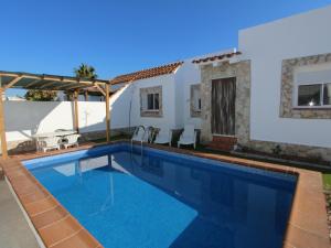 Bazén v ubytovaní Casa familiar cerca del mar con piscina privada, WiFi, aire acondicionado, admiten mascotas - ES-184-47 alebo v jeho blízkosti