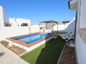 Bazén v ubytovaní Casa familiar cerca del mar con piscina privada, WiFi, aire acondicionado, admiten mascotas - ES-184-47 alebo v jeho blízkosti