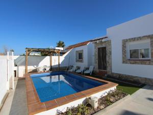 Bazén v ubytovaní Casa familiar cerca del mar con piscina privada, WiFi, aire acondicionado, admiten mascotas - ES-184-47 alebo v jeho blízkosti