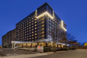 クイーンズにあるMarriott New York JFK Airportの灯りをつけた高い黒い建物
