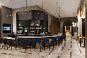 クイーンズにあるMarriott New York JFK Airportのロビー(青いスツールのあるバー付)