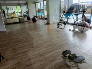 einen Fitnessraum mit Laufbändern und Trainingsgeräten in einem Gebäude in der Unterkunft Apartemen Syariah Bandung Banget in Bandung