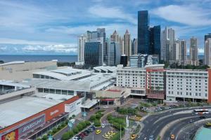 una vista aérea de una ciudad con edificios altos en Courtyard by Marriott Panama Multiplaza Mall en Panamá