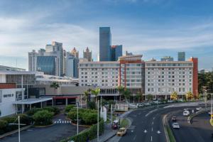 vistas a una ciudad con una calle y edificios en Courtyard by Marriott Panama Multiplaza Mall, en Panamá