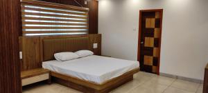 Hotel Rays Inn Boarding & Lodging客房内的一张或多张床位