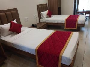 Hotel Rays Inn Boarding & Lodging客房内的一张或多张床位