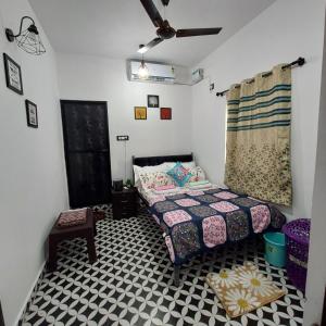 ein kleines Zimmer mit einem Bett und einem Vorhang in der Unterkunft Riverside, The European Homestay! Apartments 3 and 4! Luxury and Value in Goa's delightful location in Velha Goa