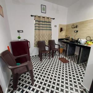 オールド･ゴアにあるRiverside, The European Homestay! Apartments 3 and 4! Luxury and Value in Goa's delightful locationのキッチン(テーブル、椅子付)