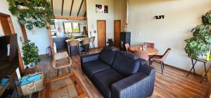 瓦尔迪维亚Hermosa Casa en Valdivia的客厅里有一张沙发和一张桌子。 更多4张照片