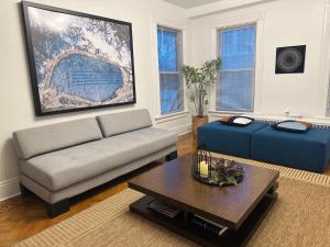 Beautiful 2BR apt in Beach community, Close to Train and hwys! ONLY 1 hr to NYC!的休息区