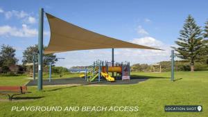 - un parc avec une aire de jeux, une aire de jeux et un accès à la plage dans l'établissement Isthmus on North Kiama Drive, à Kiama Downs