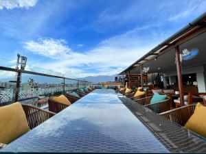 een balkon met een lange tafel met stoelen erop bij Kathmandu Height Boutique Hotel in Kathmandu