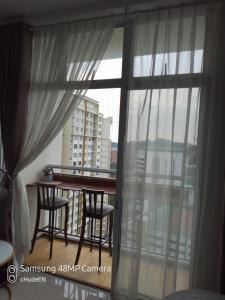 balcón con mesa, sillas y ventana en zara1881 muslim homestay@putrajaya en Putrajaya