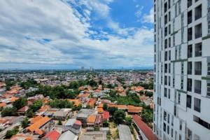 uma vista para uma cidade a partir de um edifício alto em comfy corner studio apartment em Ciater-hilir