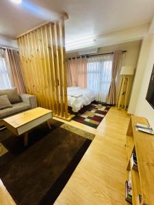 un salon avec un lit et un canapé dans l'établissement Ivanna apartment, à Pātan