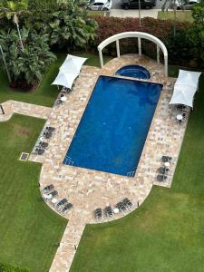 una piscina con sillas y sombrillas en un patio en Main Beach High Floor Luxury Contessa Main Beach, en Gold Coast