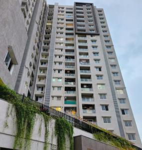 un edificio de apartamentos alto con hiedra creciendo en él en Anvaya Tranquility en Bangalore