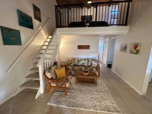 Posezení v ubytování Oceanfront Penthouse with Loft