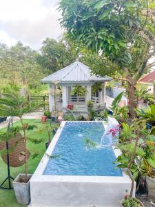 Ulot的住宿－The Breeze View Lodge - Tagaytay，房屋前的游泳池
