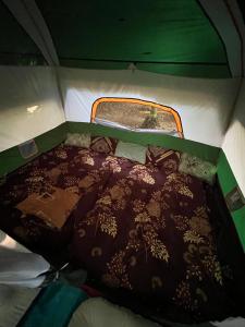 Posto letto sul retro di una tenda. di Dragster Tents a Kizhake Chālakudi