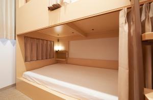 Säng eller sängar i ett rum på THE POCKET HOTEL Kyoto Shijo Karasuma