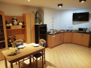 a living room with a table and a kitchen at Agriturismo Ferienhof Gschloier in Laion