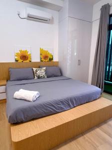 - une chambre dotée d'un lit avec des draps bleus et des fleurs jaunes dans l'établissement Luxury Condo in Johor Bahru, Kempas, Setia Tropika, with Smart TV, à Johor Bahru