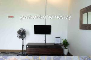 TV a/nebo společenská místnost v ubytování SakaLoka Cottage1- Mountain and Rice Field View