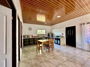 cocina con mesa y sillas en una habitación en Casa Paraiso Tropical, en Parrita
