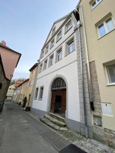 un bâtiment blanc avec une porte dans une rue dans l'établissement Sanierter Altbau am Schloß, à Marktbreit