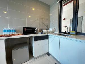 Kuchyň nebo kuchyňský kout v ubytování PD 4 Bedrooms Duplex - Full Seaview (Up to 16 Pax)
