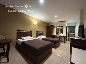 een hotelkamer met 2 bedden en een televisie bij Suansin Lanna Hotel in Tak
