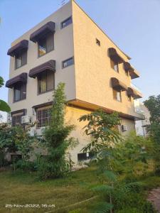 een gebouw met balkons aan de zijkant bij OSHO Villa, Party Hall & AC dormitory Near Airport in Jaipur