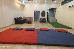 een groot bed in een kamer met een trap bij OSHO Villa, Party Hall & AC dormitory Near Airport in Jaipur