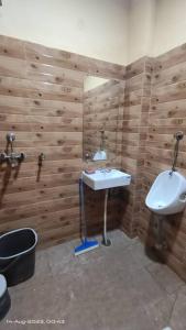 een badkamer met een wastafel en een spiegel bij OSHO Villa, Party Hall & AC dormitory Near Airport in Jaipur