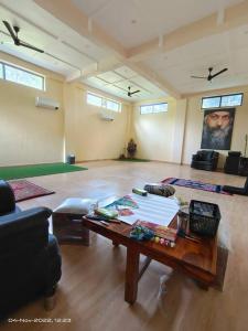 een woonkamer met een tafel en een bank bij OSHO Villa, Party Hall & AC dormitory Near Airport in Jaipur