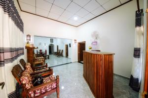 un soggiorno con un divano e un tavolo di Mondial Dream Resort a Wellawaya