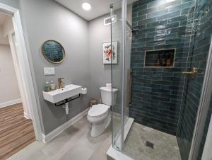 A bathroom at Modern Luxe Family & Groups Friendly Bungalow with Patio & Workspace