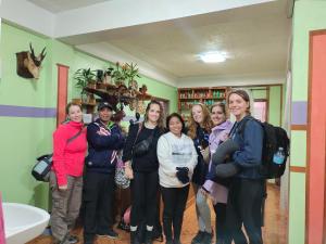 un grupo de mujeres de pie en una habitación en BANAUE EVERGREEN HOSTEL AND RESTAURANT en Banaue