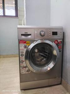 Hay una lavadora en una habitación. en 2 X Luxury Bedroom Set With common Hall en Jaipur