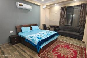 1 dormitorio con cama y sofá en 2 X Luxury Bedroom Set With common Hall en Jaipur